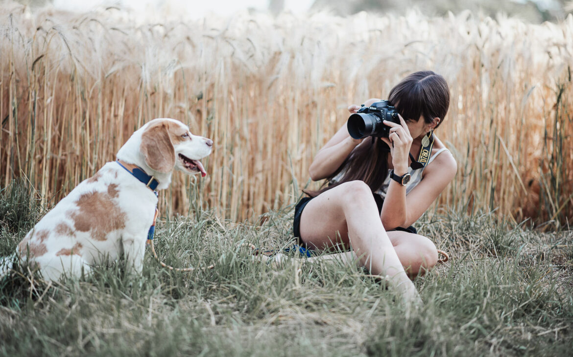 Frau mit einem Hund, der fotografiert wird