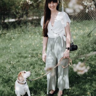 Was für ein Sommer! ☀️ Die letzten Monate waren so intensiv, dass ich nicht mal Zeit hatte, mich um meine eigenen Social Media Kanäle zu kümmern. 🫣 Neben Fotoshootings (unter anderem für den BF Linz Feuerwehrkalender, das @brucknerorchesterlinz, @jacks_connecton, @tiersuchhunde, @vollzeit4beiner, @tierreha_imzentrum, @ines_energie_mammalian, ...), umfangreichen Lektoraten und spannenden Texten als @worteffekt habe ich auch gemeinsam mit meinem Freund unsere Mostschenke in Asten wiederbelebt. 💪🍎 Und ich stand selbst wieder mal vor der Kamera der fabelhaften Karin! ❤️ 

📷 @lamariposa_fotografie 

 #tierfotografie #fotografie #lovemyjob #text #lektorat #fotografie #selbstständig #sommer #mostschenke #asten 
#wortemiteffekt ##worteffekt #waueffekt