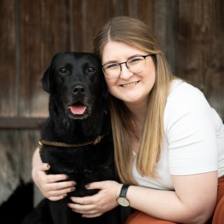 Ein Vollzeitjob lässt sich einfach nicht mit einem Hund vereinen ☝️ – diese Annahme inspirierte Kerstin vor Jahren zur Gründung ihres Unternehmens @vollzeit4beiner. Als Hundetrainerin räumt sie mit diesem Vorteil auf und gibt wertvolle Tipps, wie man Berufsleben und Hundealltag vereinen kann. 💻💪 Wie Kerstin zur Hundetrainerin 🐶 wurde und was Flummi damit zu tun hat, verrate ich euch in meinem Blog "Geschichten mit Wau-Effekt" ▶️ https://www.wau-effekt.at/von-buerohunden-und-vollzeit-hundeeltern/

#hundetraining #hundetrainerin #vollzeitjob #vollzeithundemama #hundemama #hundeliebe #flummi #nikond850 #geschichtenmitwaueffekt #waueffekt